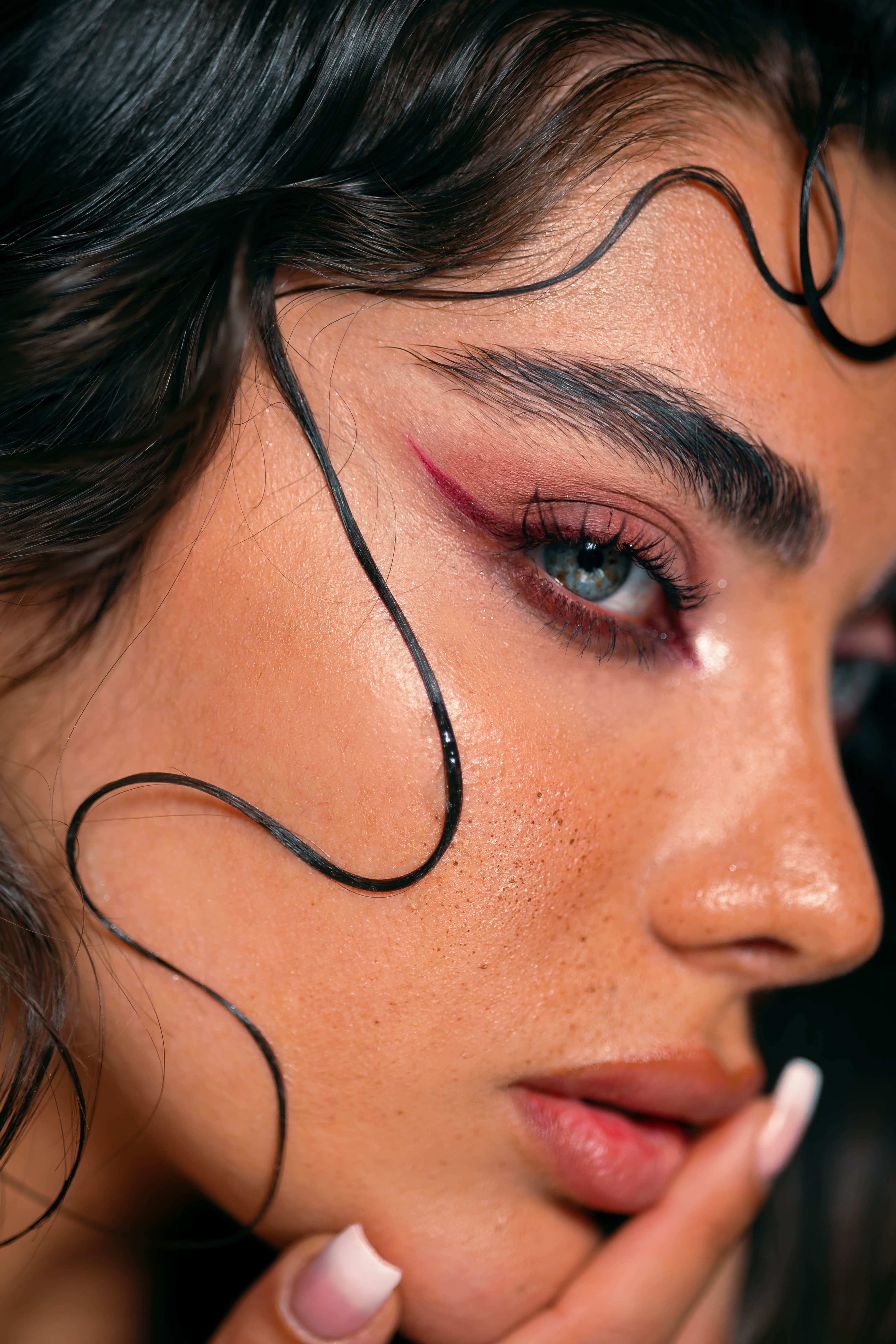 Eyeliner Nasıl Sürülür? Yeni Başlayanlar İçin Rehber